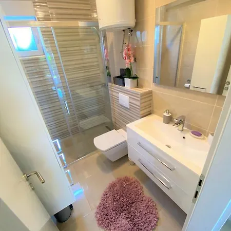 Lux Sea Shell With Jacuzzi