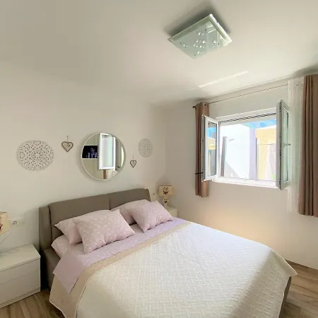 Lux Sea Shell With Jacuzzi