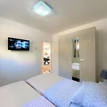 Lux Sea Shell With Jacuzzi מאקרסקה