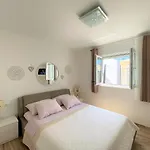 Lux Sea Shell With Jacuzzi