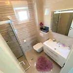 Lux Sea Shell With Jacuzzi *