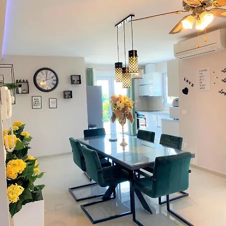 Lux Sea Shell With Jacuzzi *