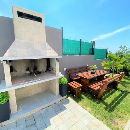 Lux Sea Shell With Jacuzzi Makarska